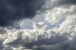 imagen de oscuro nubes en el cielo foto