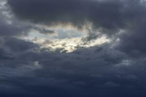 imagen de oscuro nubes en el cielo foto