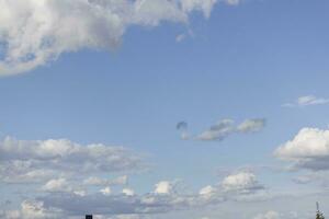 imagen de oscuro nubes en el cielo foto