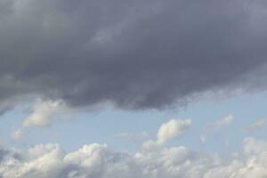 imagen de oscuro nubes en el cielo foto