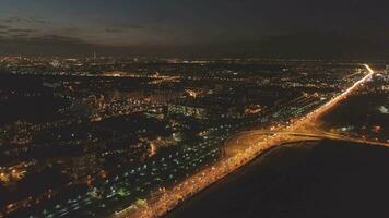 noche ciudad y autopista con carros tráfico panorama. aéreo vista. video