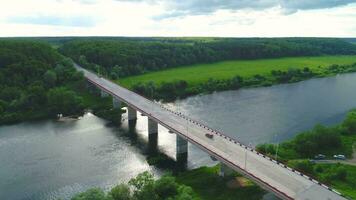 auto gaan Aan brug. rivier- en Woud. antenne visie. video