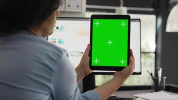 attività commerciale manager utilizzando digitale tavoletta in esecuzione vuoto schermo verde modello, guardare a isolato chiave cromatica copyspace su moderno gadget. dipendente Tenere dispositivo con modello disposizione. video