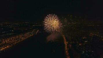 fuegos artificiales en el ciudad. zumbido es flotando aéreo vista. video