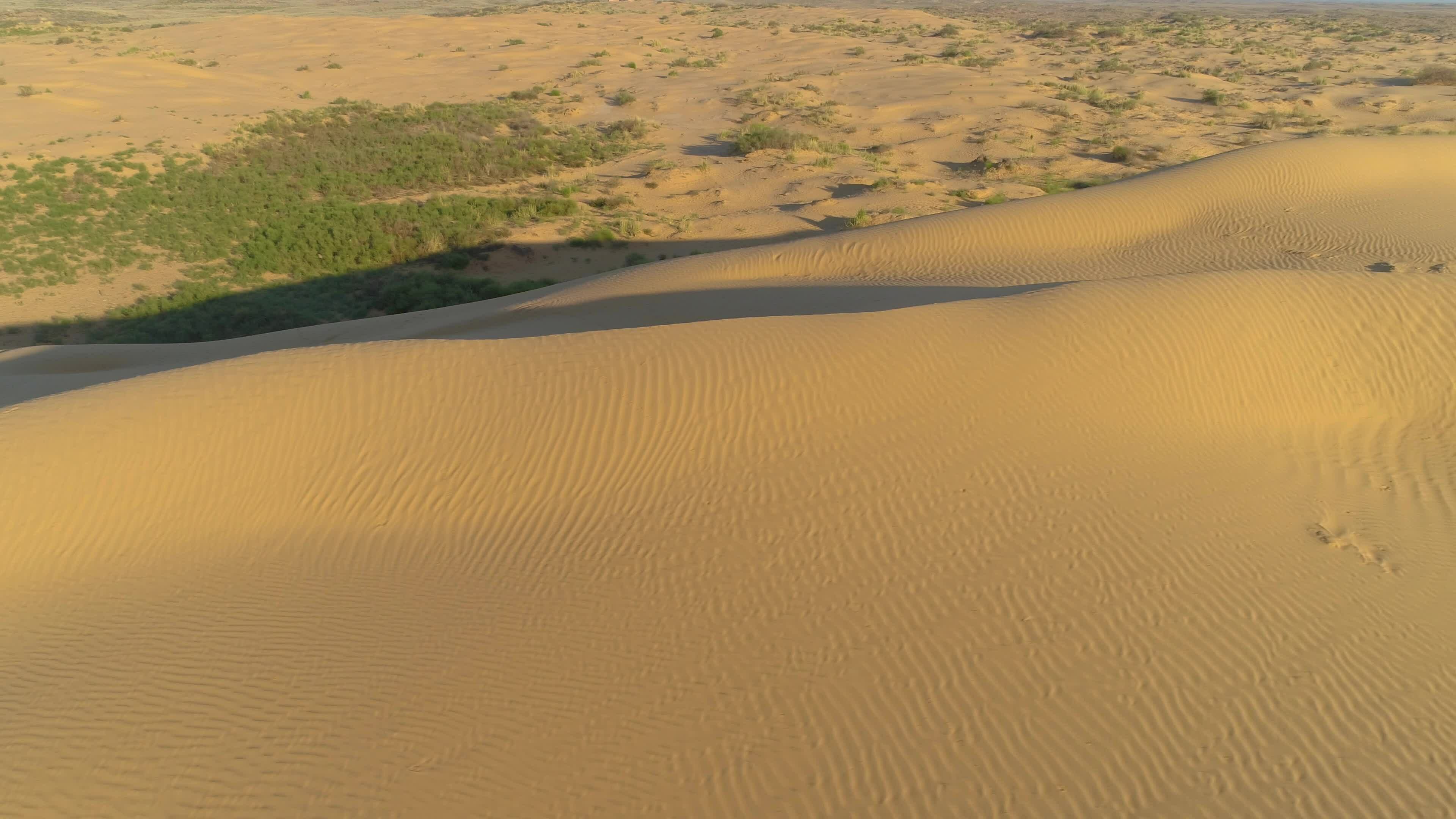 tall-sand-dune-in-desert-drone-is-flying-to-the-right-aerial-view