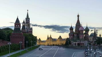 tid upphöra av helgon basilika katedral, moskva kreml och röd fyrkant på solnedgång. ryssland video