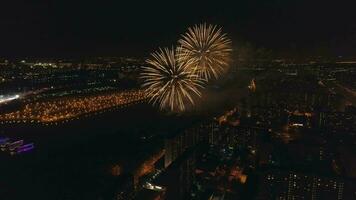 Feuerwerk im das Stadt. Drohne ist fliegend um. Antenne Sicht. video