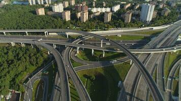 multinível estrada intercâmbio e carros tráfego. zangão é vôo em volta. aéreo visualizar. video