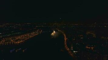 fiesta con fuegos artificiales en el ciudad. zumbido es volador adelante. aéreo vista. video