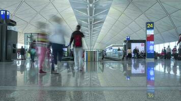 Hong Kong, 2018 gens sont en utilisant tapis roulants à le aéroport. temps laps video