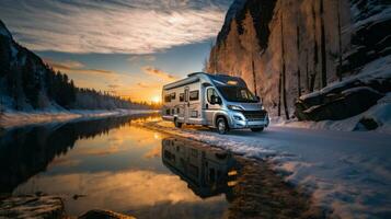 camper coche rv cámping en montañas. invierno paisaje con motor hogar. foto