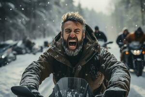 extático persona alegremente líder un motonieve expedición en un maravilloso invierno terreno foto