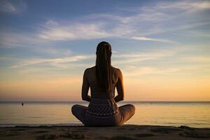 silueta de joven mujer practicando yoga a amanecer en el playa, posterior ver de un mujer yoga ejercicio y actitud para un sano vida, ai generado foto