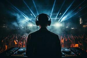 silueta de DJ con auriculares escuchando a música en un Club nocturno, posterior ver DJ con auriculares a un Club nocturno fiesta, ai generado foto
