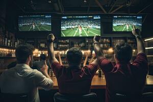 posterior ver de joven hombres acecho fútbol americano partido en televisión en pub, posterior ver amigos acecho juego en Deportes bar en pantallas celebrando, ai generado foto