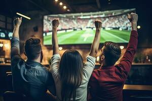 posterior ver de un grupo de joven personas sentado en un pub y aplausos mientras acecho un fútbol americano fósforo, posterior ver amigos acecho juego en Deportes bar en pantallas celebrando, ai generado foto