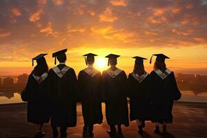 silueta de graduación estudiantes en pie en un fila con puesta de sol fondo, posterior perspectiva de un grupo de Universidad graduados, su siluetas distinto en contra el fondo, ai generado foto