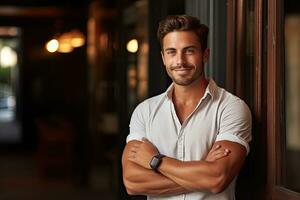 retrato de un hermoso joven hombre en pie con su brazos cruzado y mirando a cámara, retrato de hermoso sonriente joven hombre con doblada brazos, ai generado foto