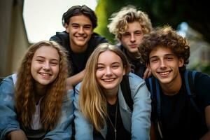 grupo de contento adolescentes mirando a cámara y sonriente en el parque, retrato de contento joven estudiantes, ai generado foto