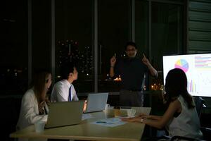grupo de corredor internacional valores comerciantes trabajando activamente a noche en oficina, todos es felicitando el equipo en su éxito. foto