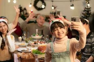 contento familia tomando selfie foto con móvil teléfono a Navidad cena fiesta