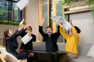 grupo de contento negocio personas celebrando éxito en oficina. negocio éxito concepto. foto