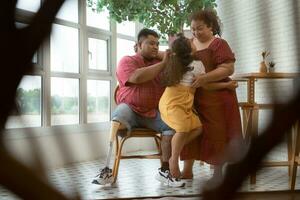 en un nuevo mañana, un talla extra familia es agradablemente curioso fuera el ventana. foto