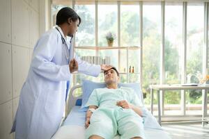 médico hablando alguna cosa con paciente mientras acostado en en el cama en el hospital foto