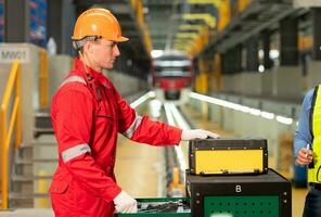 retrato de ingeniero utilizando reparar herramientas de el eléctrico tren industria allí es un eléctrico tren en el tren reparar fábrica como el antecedentes imagen. foto