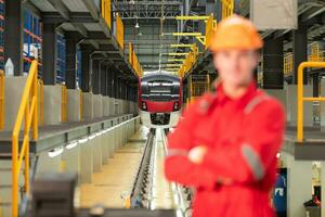 retrato de ingeniero utilizando reparar herramientas de el eléctrico tren industria allí es un eléctrico tren en el tren reparar fábrica como el antecedentes imagen. foto