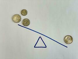 nosotros trimestre dólar moneda vs uno, dos y cinco siclo monedas en dibujado escamas foto