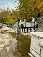 fuente cascada y escalera en neskuchny jardín en Moscú foto