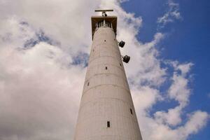 un alto blanco torre foto