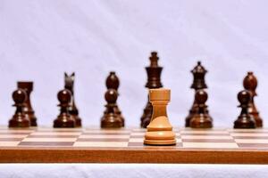 un ajedrez tablero con piezas foto