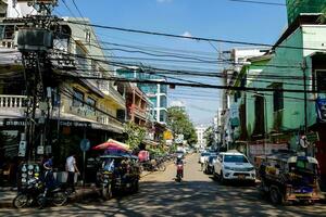 un calle en el ciudad con muchos edificios y motos foto