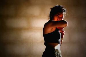 joven mujer practicando boxeo a el gimnasia, ella usa boxeo guantes. foto