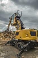 yellow wheelde excavator photo