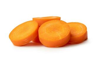 hermosa naranja Zanahoria rebanadas en apilar aislado en blanco antecedentes con recorte camino. foto