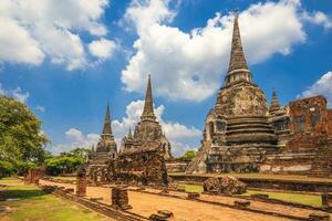 el Tres chedis de wat phra si sanphet situado a ayutthaya, Tailandia foto