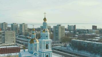 kathedraal en ulyanovsk stad in winter Aan zonnig dag. Rusland. antenne visie. in een baan om de aarde video