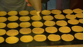 verser Oeuf crème dans pastel de nata tartes. Portugais traditionnel Oeuf Crème Tarte Pâtisserie. tartes dans une boulangerie video