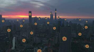 coronavírus covid-19 surto dentro ampla cidade. Xangai, China. vermelho flutuando vírus partículas dentro arranha-céus às nascer do sol. aéreo visualizar. 3d Renderização. animação. movimento gráficos video