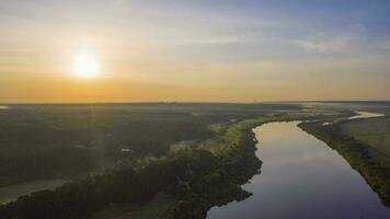oke rivier, weide en Woud Bij zonsopkomst in zomer. landschap van Rusland. landelijk platteland. antenne hyper vervallen, tijd vervallen. dar vliegt zijwaarts en omhoog video