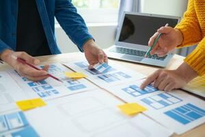 el diseñador equipo es diseño el uxui sistema a hacer el uxui sistema trabajo bien en nuevo Los telefonos y apoyo sistema actualizaciones sitio web desarrollo concepto ui ux frente final diseñador foto