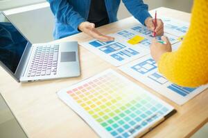 el diseñador equipo es diseño el uxui sistema a hacer el uxui sistema trabajo bien en nuevo Los telefonos y apoyo sistema actualizaciones sitio web desarrollo concepto ui ux frente final diseñador foto