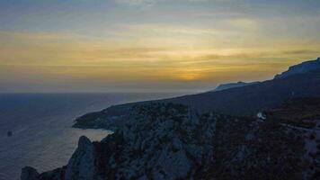 koshka montagna e nero mare a tramonto. Crimea, Russia. aereo iper periodo, tempo periodo video