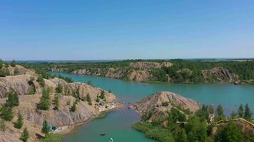 romantsevskie montagnes sur une ensoleillé été journée. Konduki, Toula région, Russie. gens souper surfant et natation. aérien voir. drone mouches vers l'avant et vers le haut. révéler coup video