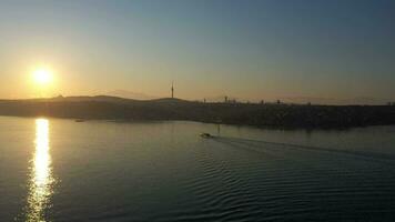 uskudar Kreis von Istanbul Stadt beim Sonnenaufgang. asiatisch Teil. Camlica Turm. Bosporus Straße. Truthahn. Antenne Sicht. Drohne fliegt rückwärts und nach oben video