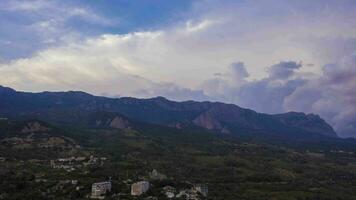 montagnes et coloré ciel avec des nuages. aérien hyper laps, temps laps video