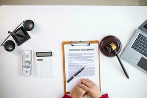 contrato de rebaja estaba metido en el mesa en el abogado oficina porque el empresa contratado el abogado oficina como un legal tutor y redactado el contrato entonces ese el cliente podría firmar el Derecha contrato. foto